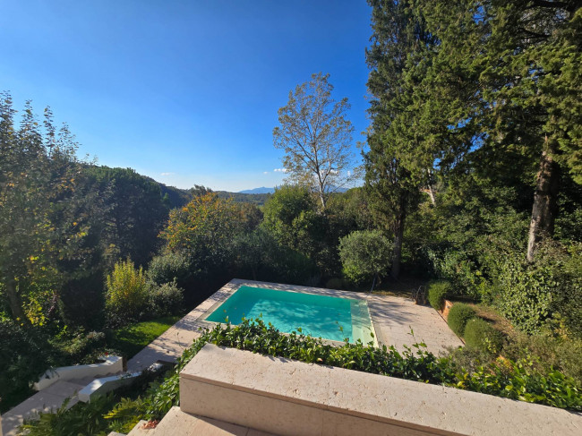 Bellissima villetta bifamiliare composta da due unità immobiliari indipendenti con piscina e vista panoramica in vendita a Montopoli in Val d'Arno