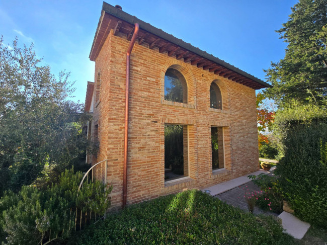 Bellissima villetta bifamiliare composta da due unità immobiliari indipendenti con piscina e vista panoramica in vendita a Montopoli in Val d'Arno