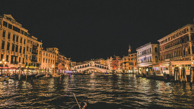 Proponiamo la vendita di Alberghi Hotel di varie metrature a Venezia in vendita a Venezia