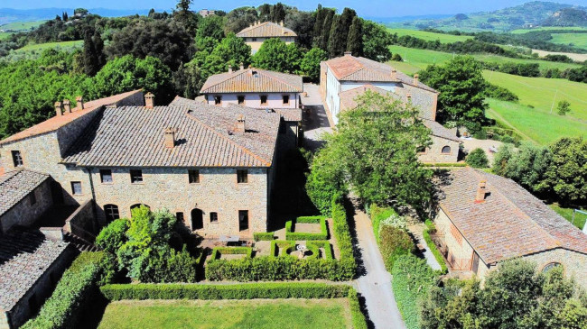 Appartamento in antico borgo ristrutturato con piscina in vendita a Volterra