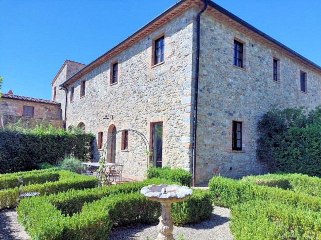 Appartamento in antico borgo ristrutturato con piscina in vendita a Volterra
