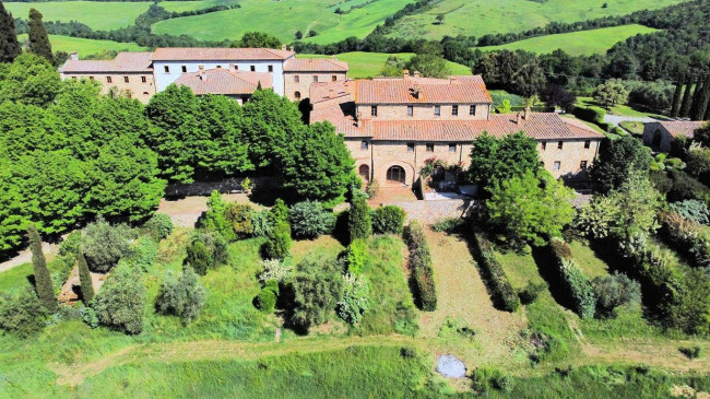 Appartamento con giardino  in antico borgo ristrutturato con piscina in vendita a Volterra