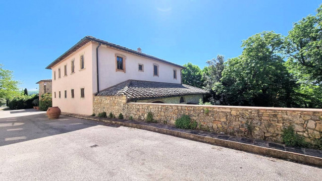 Appartamento con giardino  in antico borgo ristrutturato con piscina in vendita a Volterra