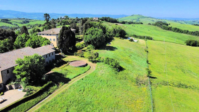 Appartamento con giardino  in antico borgo ristrutturato con piscina in vendita a Volterra