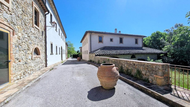 Appartamento con giardino  in antico borgo ristrutturato con piscina in vendita a Volterra
