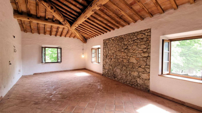 Appartamento con giardino  in antico borgo ristrutturato con piscina in vendita a Volterra
