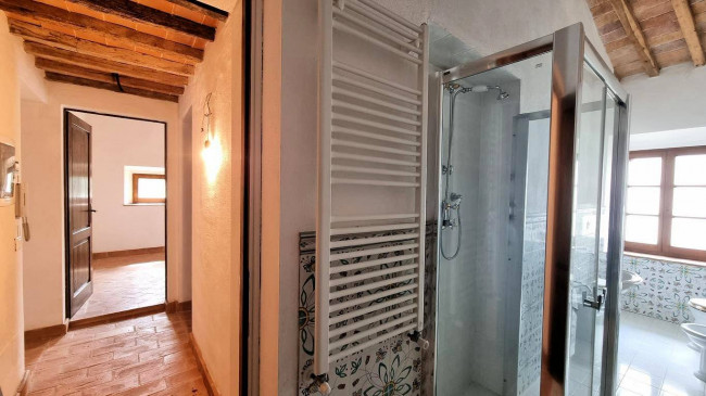Appartamento con giardino  in antico borgo ristrutturato con piscina in vendita a Volterra