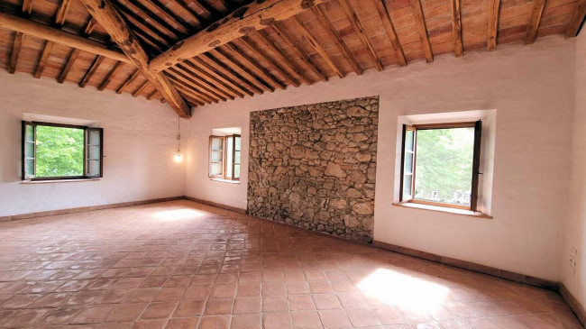 Appartamento con giardino  in antico borgo ristrutturato con piscina in vendita a Volterra