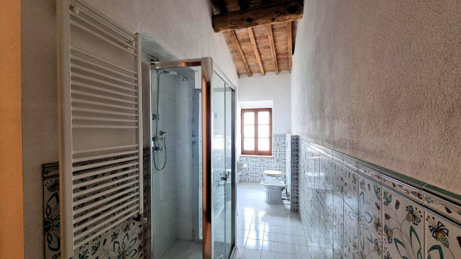 Appartamento con giardino  in antico borgo ristrutturato con piscina in vendita a Volterra