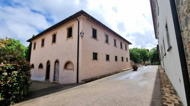 Appartamento con giardino  in antico borgo ristrutturato con piscina in vendita a Volterra