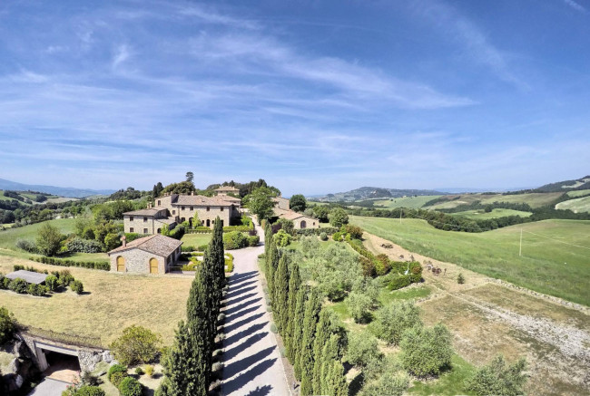 Appartamento con giardino  in antico borgo ristrutturato con piscina in vendita a Volterra