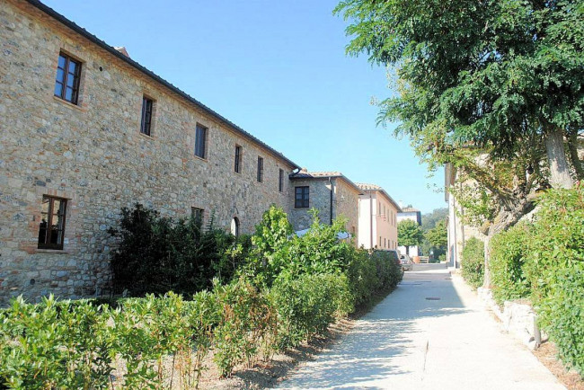 Appartamento con giardino  in antico borgo ristrutturato con piscina in vendita a Volterra