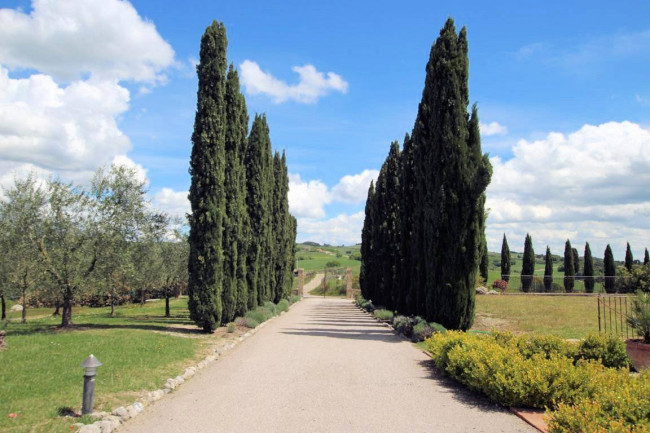 Appartamento con giardino  in antico borgo ristrutturato con piscina in vendita a Volterra