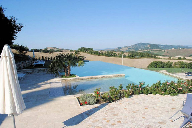 Appartamento con giardino  in antico borgo ristrutturato con piscina in vendita a Volterra