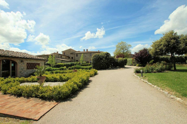 Appartamento con giardino  in antico borgo ristrutturato con piscina in vendita a Volterra