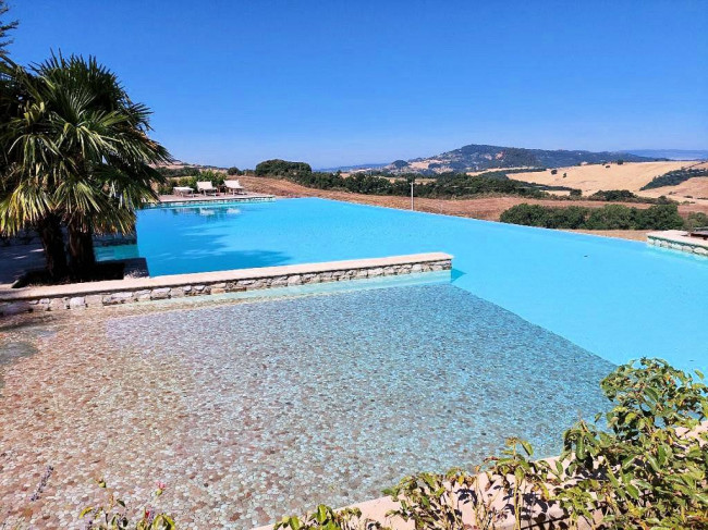 Appartamento con giardino  in antico borgo ristrutturato con piscina in vendita a Volterra
