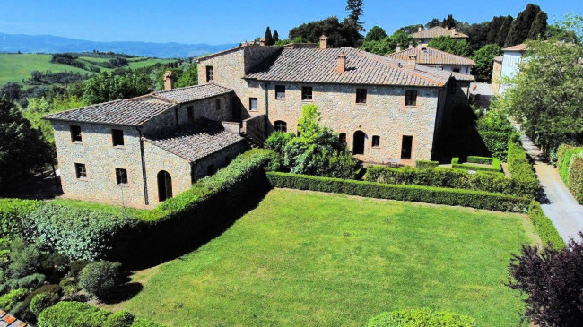 Bellissimo appartamento al piano primo con giardino privato in un borgo completamente ristrutturato con ampia piscina in vendita a Volterra