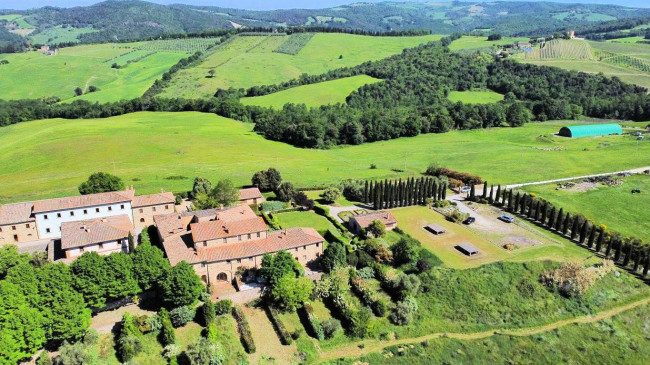 Bellissimo appartamento al piano primo con giardino privato in un borgo completamente ristrutturato con ampia piscina in vendita a Volterra
