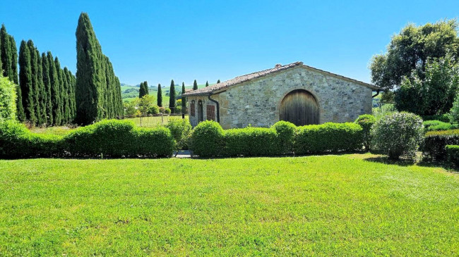 Bellissimo appartamento al piano primo con giardino privato in un borgo completamente ristrutturato con ampia piscina in vendita a Volterra