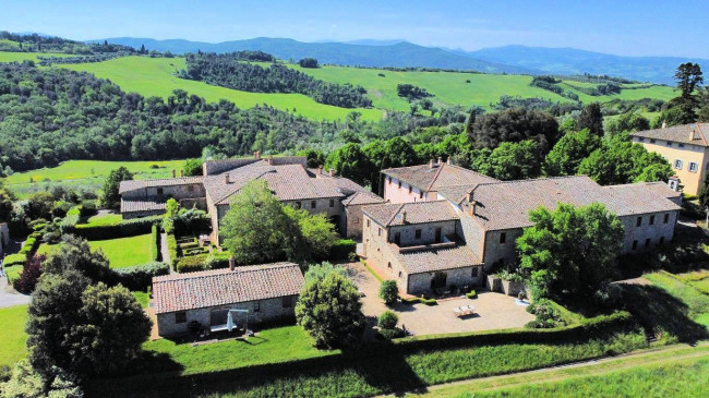 Bellissimo appartamento al piano primo con giardino privato in un borgo completamente ristrutturato con ampia piscina in vendita a Volterra