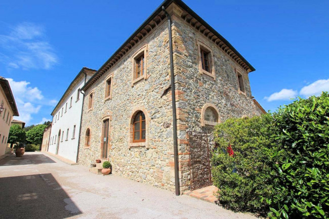 Bellissimo appartamento al piano primo con giardino privato in un borgo completamente ristrutturato con ampia piscina in vendita a Volterra