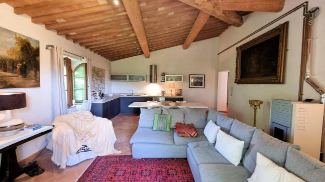 Bellissimo appartamento al piano primo con giardino privato in un borgo completamente ristrutturato con ampia piscina in vendita a Volterra