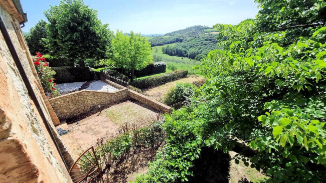 Bellissimo appartamento al piano primo con giardino privato in un borgo completamente ristrutturato con ampia piscina in vendita a Volterra