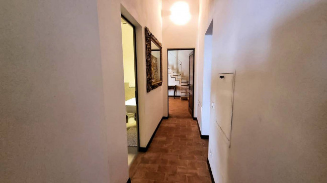 Bellissimo appartamento al piano primo con giardino privato in un borgo completamente ristrutturato con ampia piscina in vendita a Volterra
