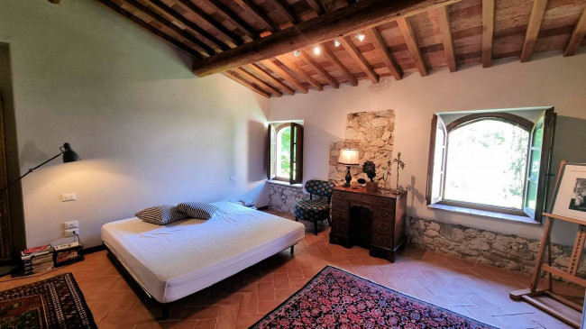 Bellissimo appartamento al piano primo con giardino privato in un borgo completamente ristrutturato con ampia piscina in vendita a Volterra