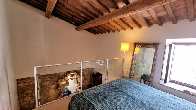 Bellissimo appartamento al piano primo con giardino privato in un borgo completamente ristrutturato con ampia piscina in vendita a Volterra