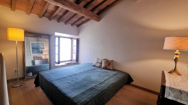 Bellissimo appartamento al piano primo con giardino privato in un borgo completamente ristrutturato con ampia piscina in vendita a Volterra