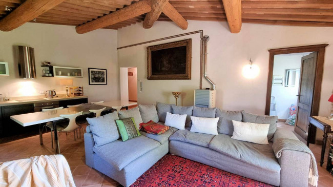 Bellissimo appartamento al piano primo con giardino privato in un borgo completamente ristrutturato con ampia piscina in vendita a Volterra