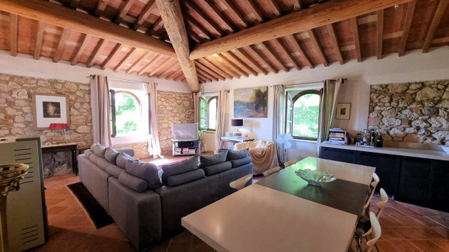 Bellissimo appartamento al piano primo con giardino privato in un borgo completamente ristrutturato con ampia piscina in vendita a Volterra
