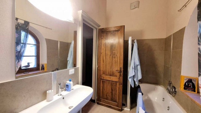 Bellissimo appartamento al piano primo con giardino privato in un borgo completamente ristrutturato con ampia piscina in vendita a Volterra