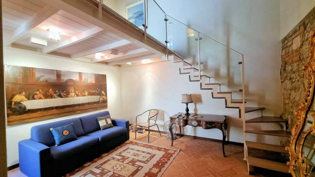 Bellissimo appartamento al piano primo con giardino privato in un borgo completamente ristrutturato con ampia piscina in vendita a Volterra