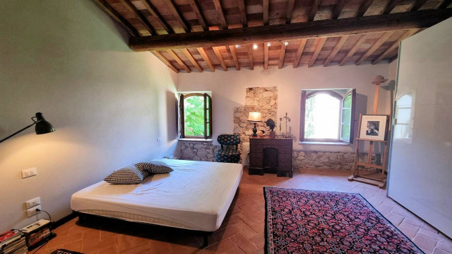 Bellissimo appartamento al piano primo con giardino privato in un borgo completamente ristrutturato con ampia piscina in vendita a Volterra