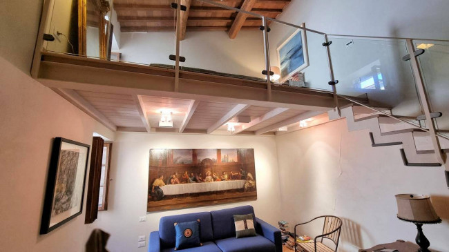 Bellissimo appartamento al piano primo con giardino privato in un borgo completamente ristrutturato con ampia piscina in vendita a Volterra