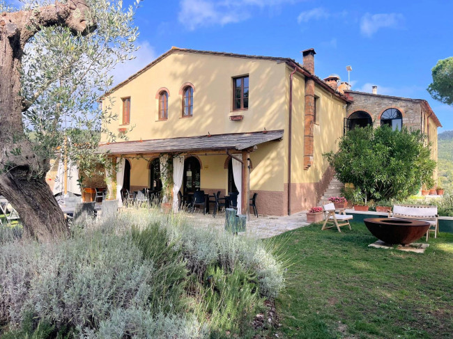Prestigiosa azienda agricola con agriturismo e terreni in vendita a Massa Marittima