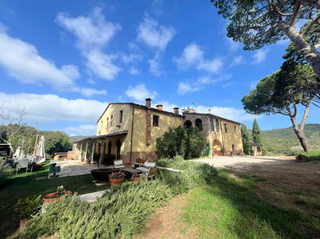 Prestigiosa azienda agricola con agriturismo e terreni in vendita a Massa Marittima