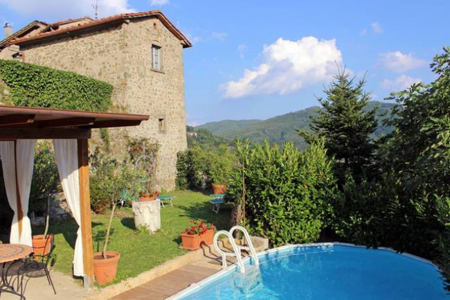 Rustico in stile Toscano con ampio terreno piscina laghetto e vista panoramica in vendita a San Marcello Piteglio