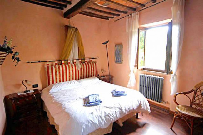 Rustico in stile Toscano con ampio terreno piscina laghetto e vista panoramica in vendita a San Marcello Piteglio