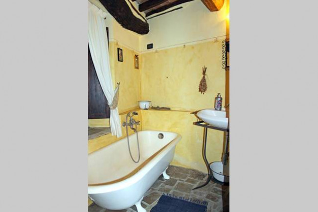 Rustico in stile Toscano con ampio terreno piscina laghetto e vista panoramica in vendita a San Marcello Piteglio