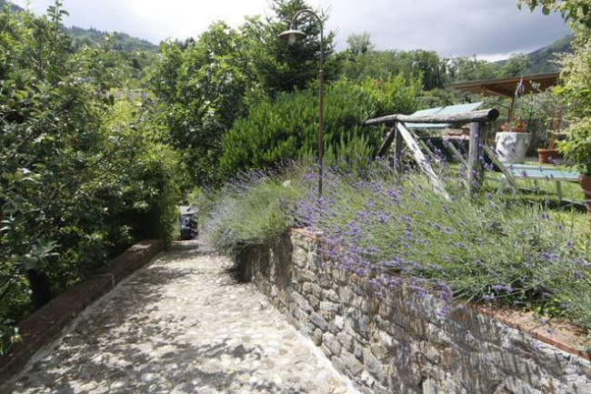 Rustico in stile Toscano con ampio terreno piscina laghetto e vista panoramica in vendita a San Marcello Piteglio