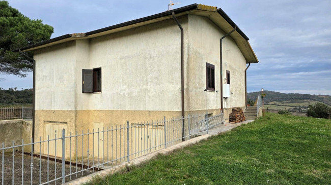 Villetta unifamiliare con ampio giardino e vista panoramica in vendita a Gavorrano