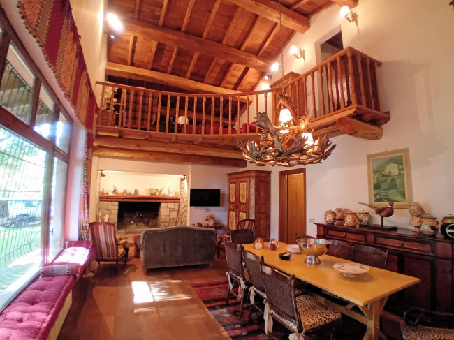 Bellissima villa unifamiliare con annessi parco e piscina in vendita a Marliana