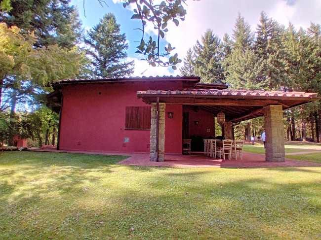 Bellissima villa unifamiliare con annessi parco e piscina in vendita a Marliana