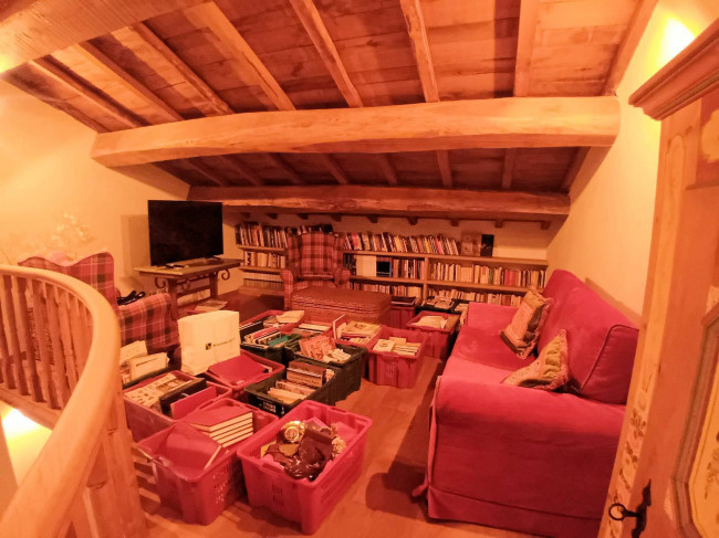 Bellissima villa unifamiliare con annessi parco e piscina in vendita a Marliana