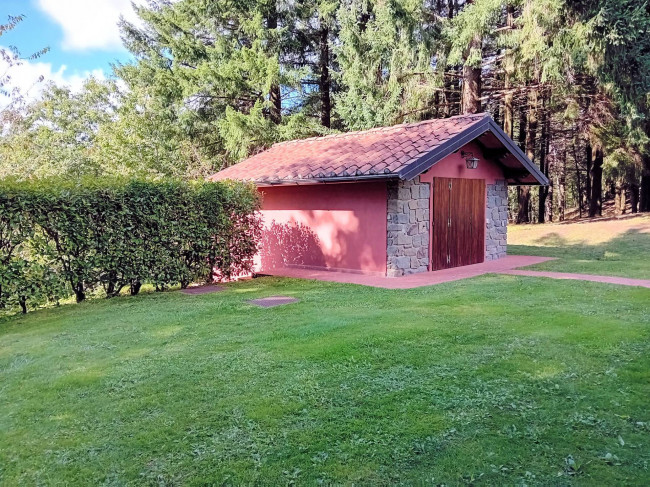 Bellissima villa unifamiliare con annessi parco e piscina in vendita a Marliana