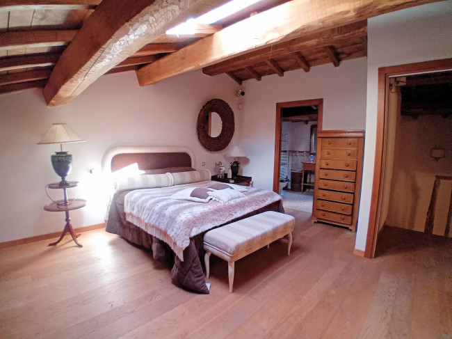 Bellissima villa unifamiliare con annessi parco e piscina in vendita a Marliana