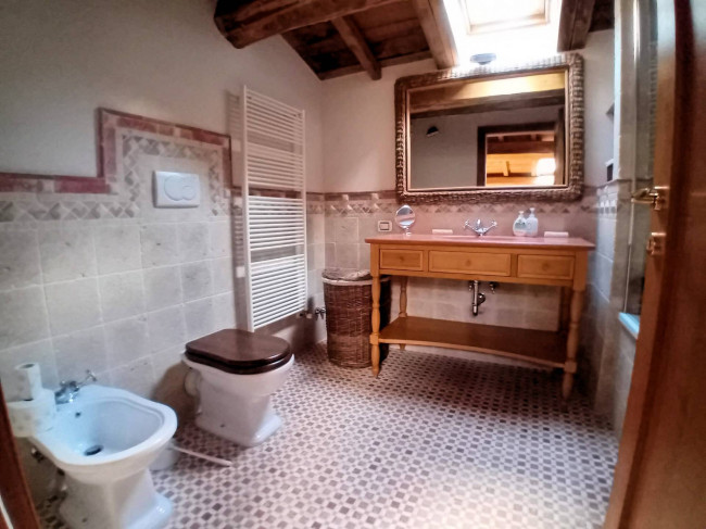 Bellissima villa unifamiliare con annessi parco e piscina in vendita a Marliana